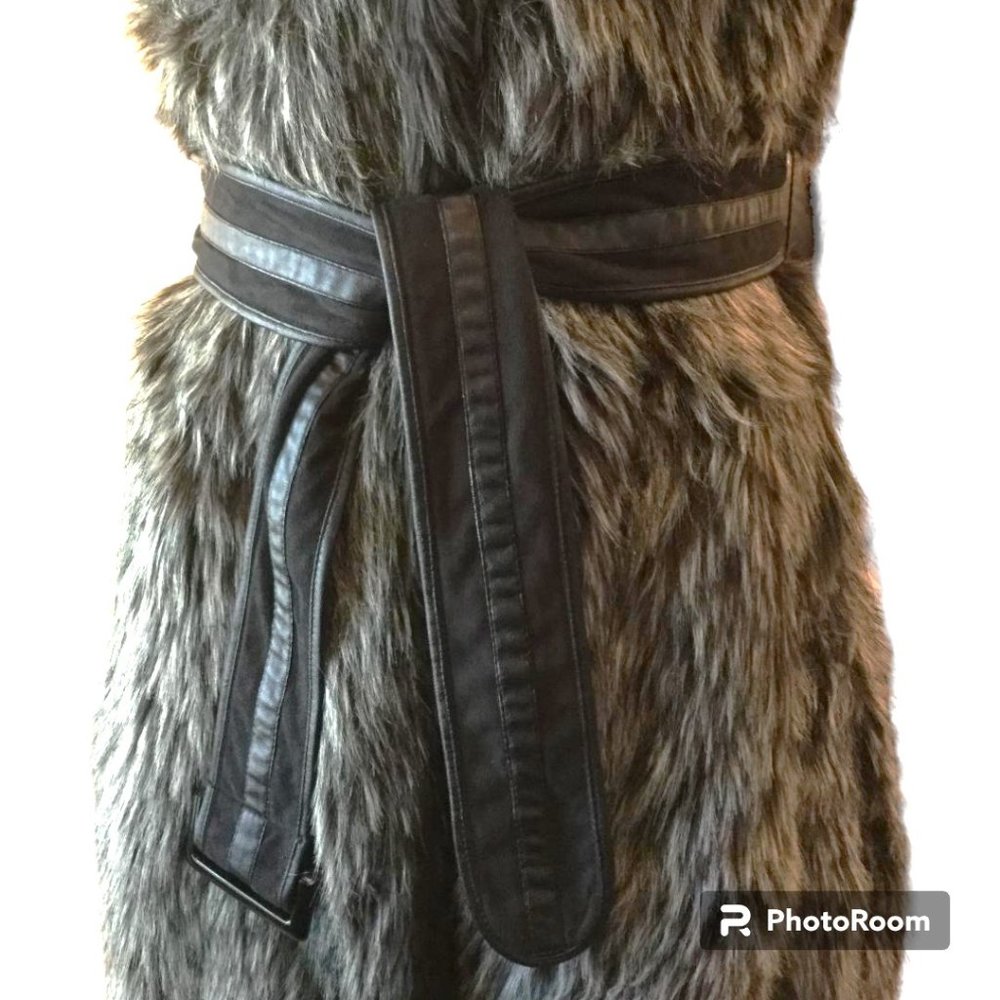 Du Monde Women's Faux Fur Sleeveless Jacket - Picture 5 of 8